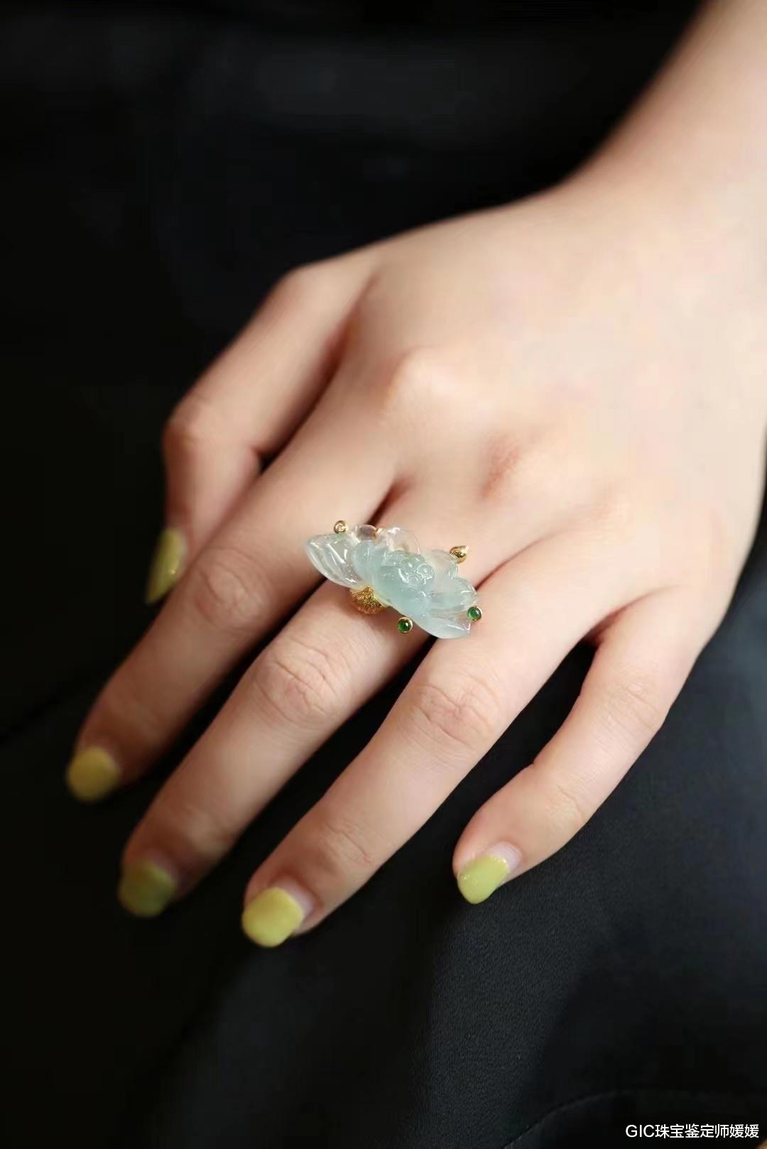 翡翠|这样的首饰在古代是君子佩戴的，用翡翠来雕刻别有韵味，一世静美