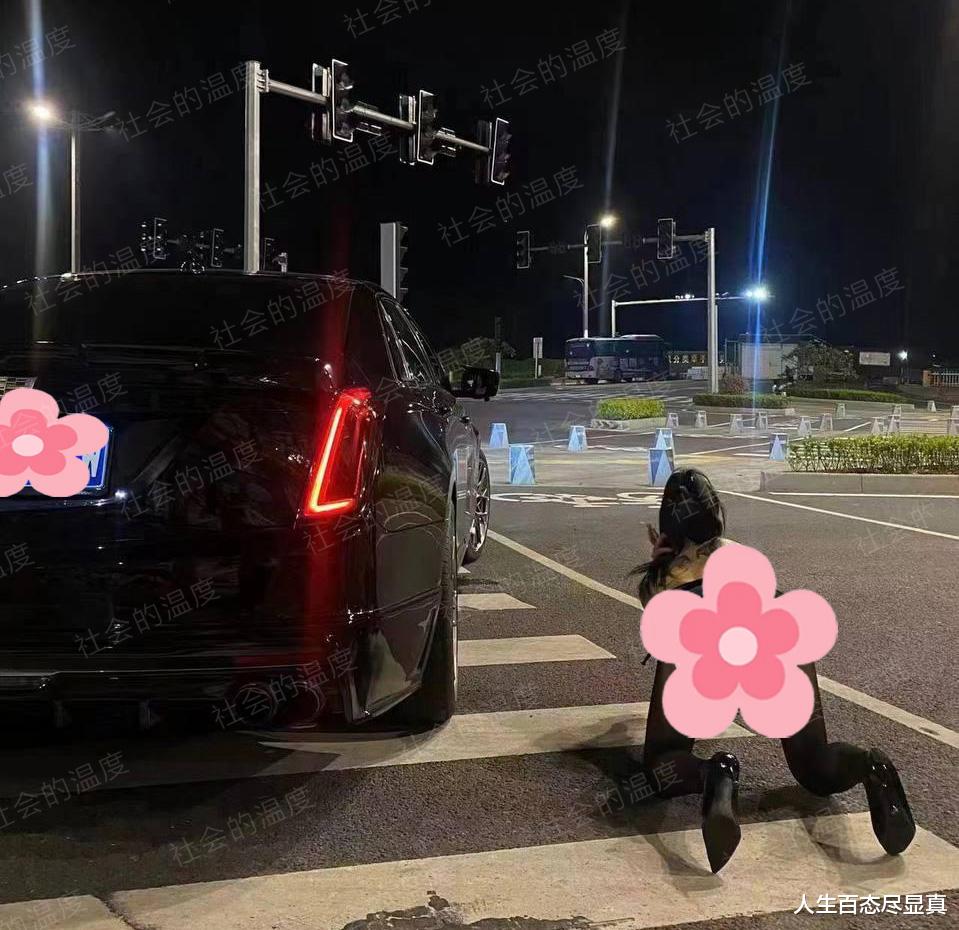 ?女子在街头衣着清凉摆造型,趴在地上形象全无,背部还纹了翅膀