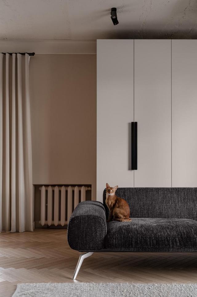 小家也有自己独特性,原木砖墙灰水泥天花板,52平空间充满温馨感