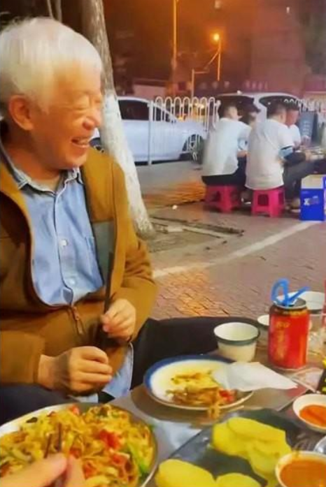 杨和苏|80岁国家一级演员高明街头撸串，喝3元饮料，吃鸡爪被赞接地气