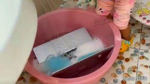 爸爸说“电脑垃圾多”，2岁女娃偷摸帮水洗，网友：小孩都不简单