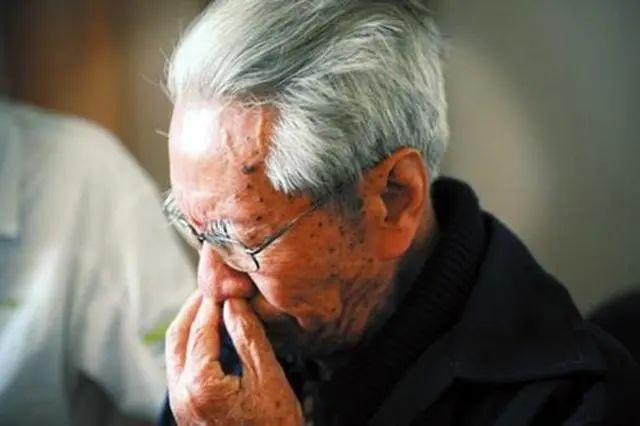 七十多岁老人哭诉:再婚被骗光所有积蓄,如果时间可以倒流,我宁愿找保姆
