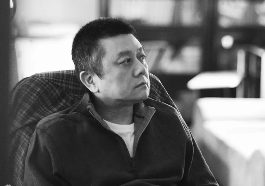 王朔|63岁王朔近照曝光！面容肿胀老态尽显，与妙龄女子把酒言欢太潇洒