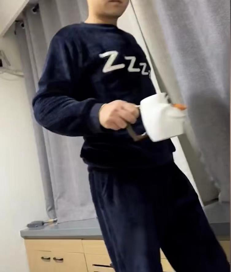 男子照顾阳性妻子不戴口罩主动亲吻，叫嚣自己体格好，下一秒打脸