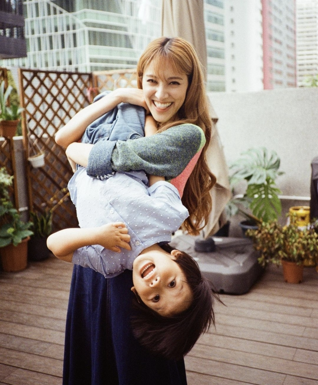 |郑嘉颖母亲节分享全家福，和90后娇妻像同龄人，一家四口幸福洋溢