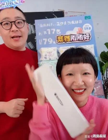 |郝劭文带老婆直播,网友称长得好像辣目洋子,高情商的她一语化解