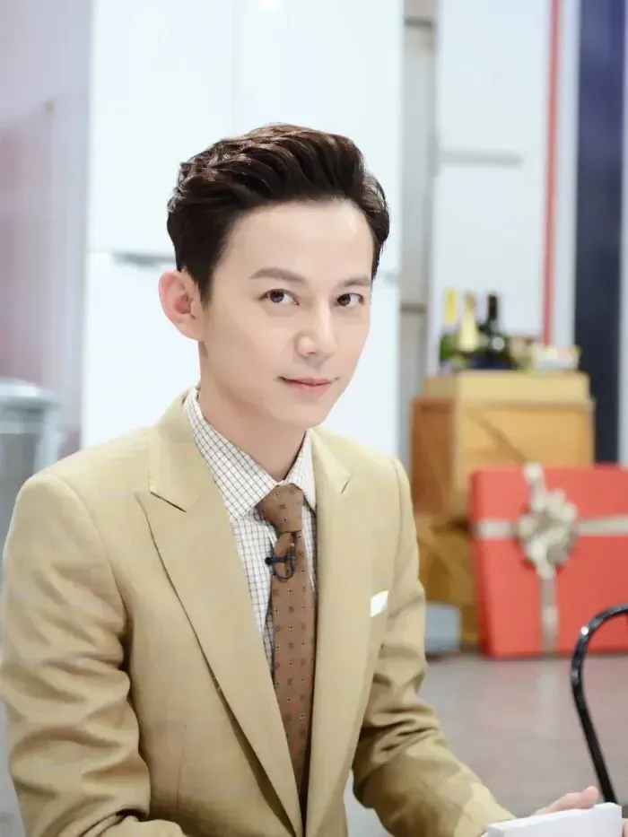 何炅|何炅可以说是“人走茶凉”！