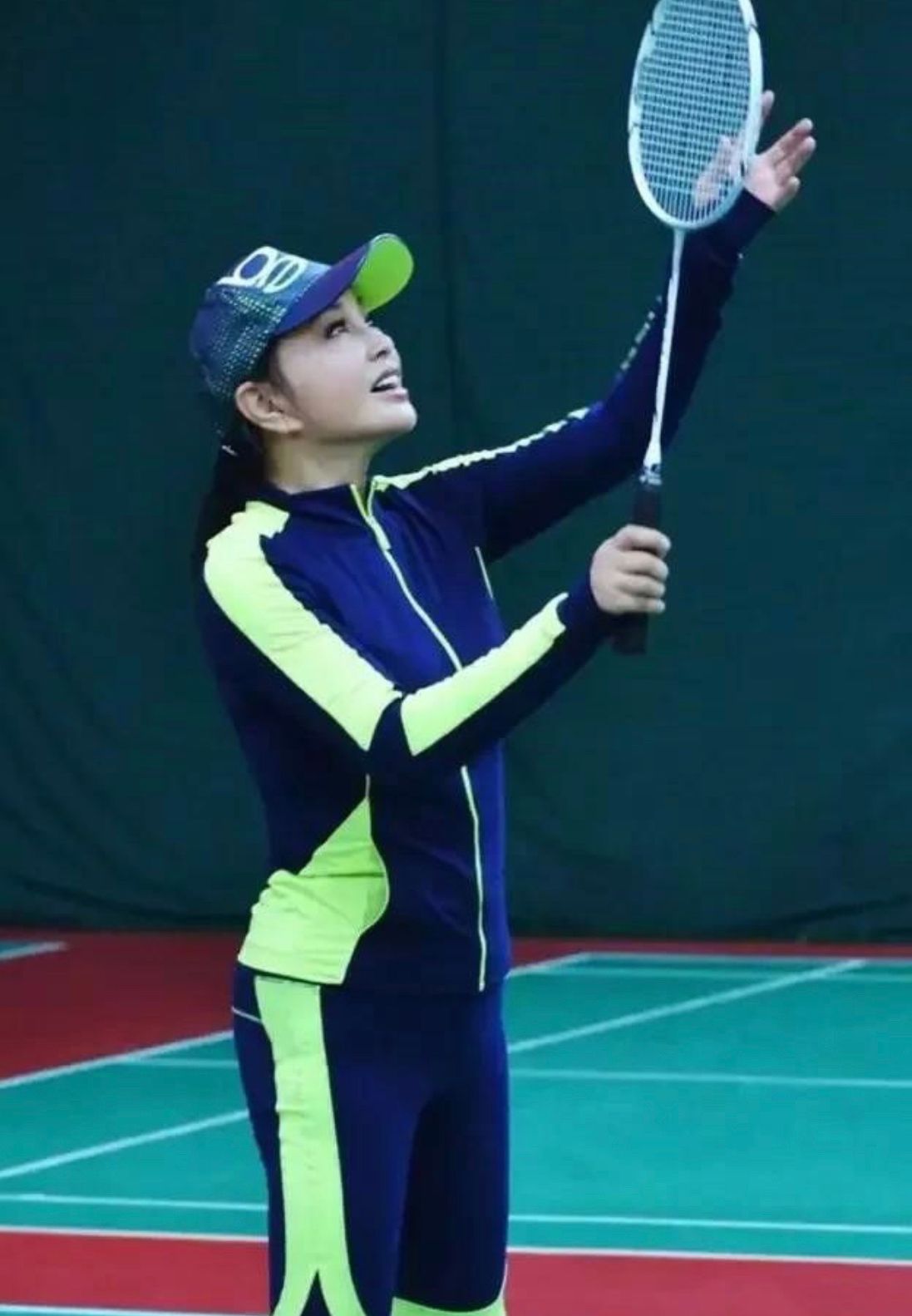 刘晓庆|刘晓庆出门真精神，穿运动服+棒球帽显年轻，胸前鹅蛋大玉佩抢镜