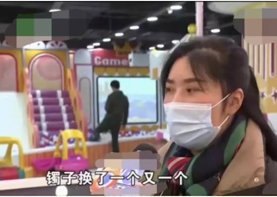 浙江,绍兴。张女士的游乐园收益变少,30多万不知去向,店员的一个举动引起了她的怀疑
