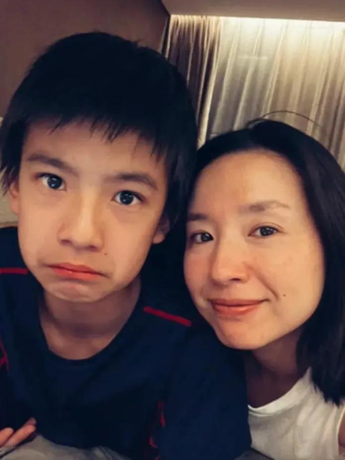 董洁|董洁下厨做美食，儿子顶顶故意不捧场，母子俩“斗嘴式”互动可爱