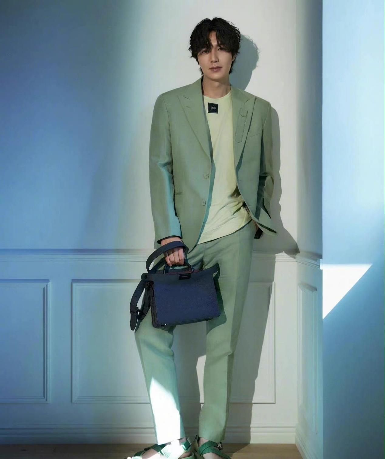 李敏镐|李敏镐转型还是失败了，全新风格激不起水花，全靠不老颜值在撑着