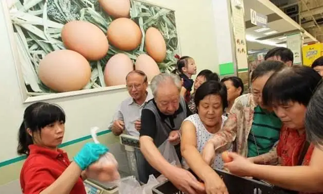 2020年老人超市拿鸡蛋猝死,家属索赔38万,法院怎样判?