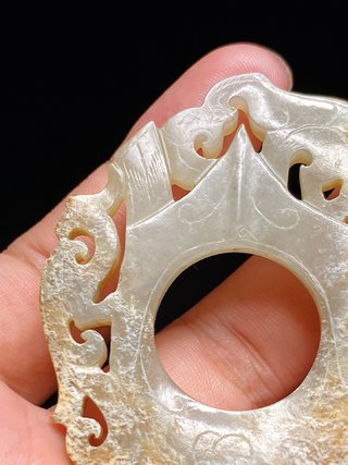 和田玉籽料|汉 和田玉籽料 白玉受沁 鸡心佩 龙凤纹 韘形玉珮