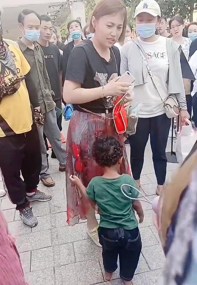 案例:女子疑似将黑孩子丢路边,路人捡到后归还,女子满脸不情愿