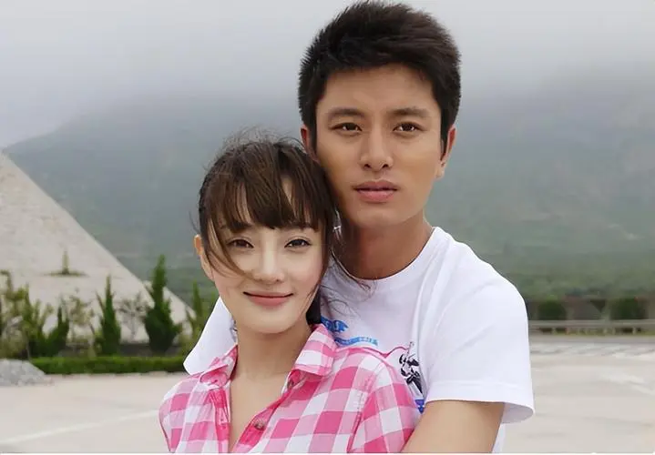 李小璐|贾乃亮李小璐520相互表白？男方玫瑰花瓣比心，女方示爱方式更直接