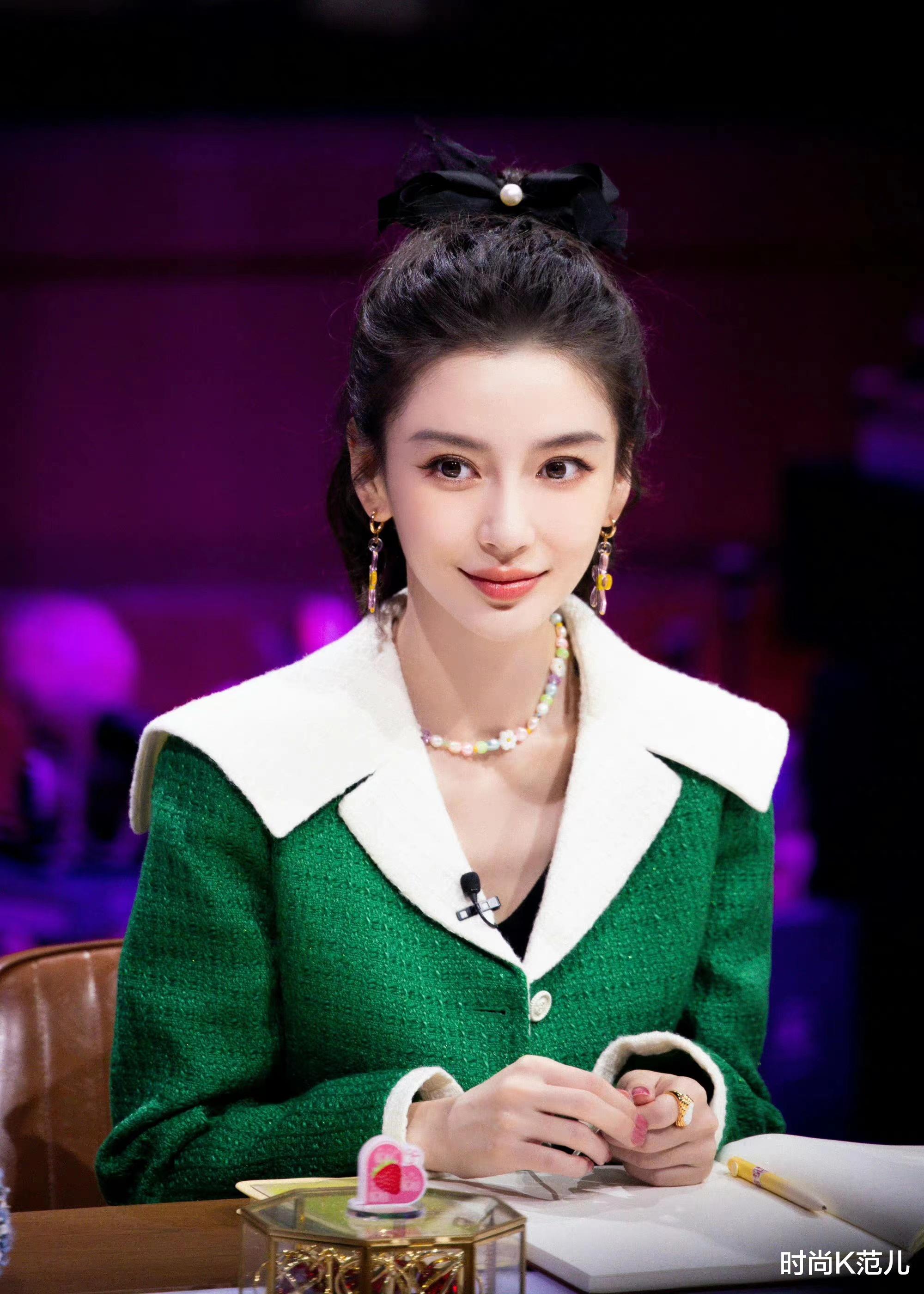 直发 Angelababy穿绿色外套好显白,配高马尾和蝴蝶结发饰,甜美又减龄