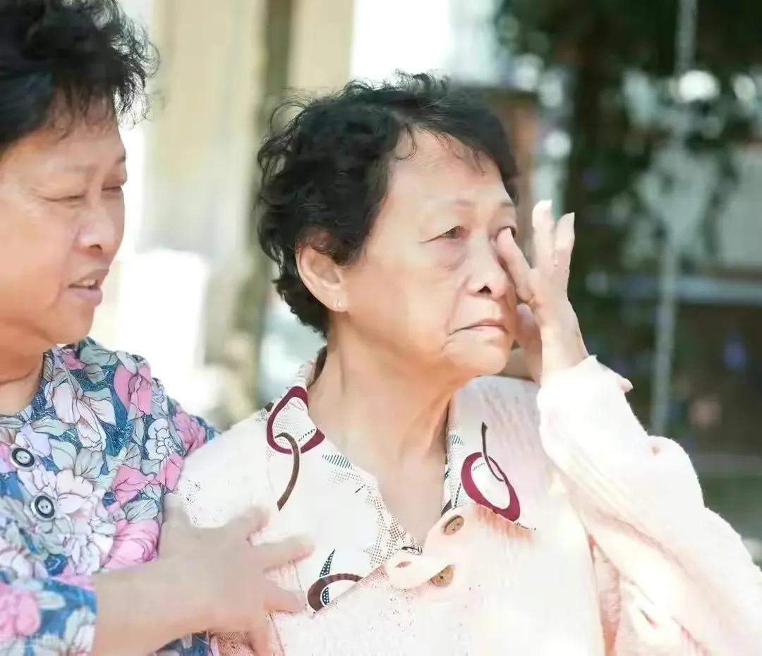 57岁大妈哭诉:肥水不流外人田,嫁给亲家公后,却活不下去了