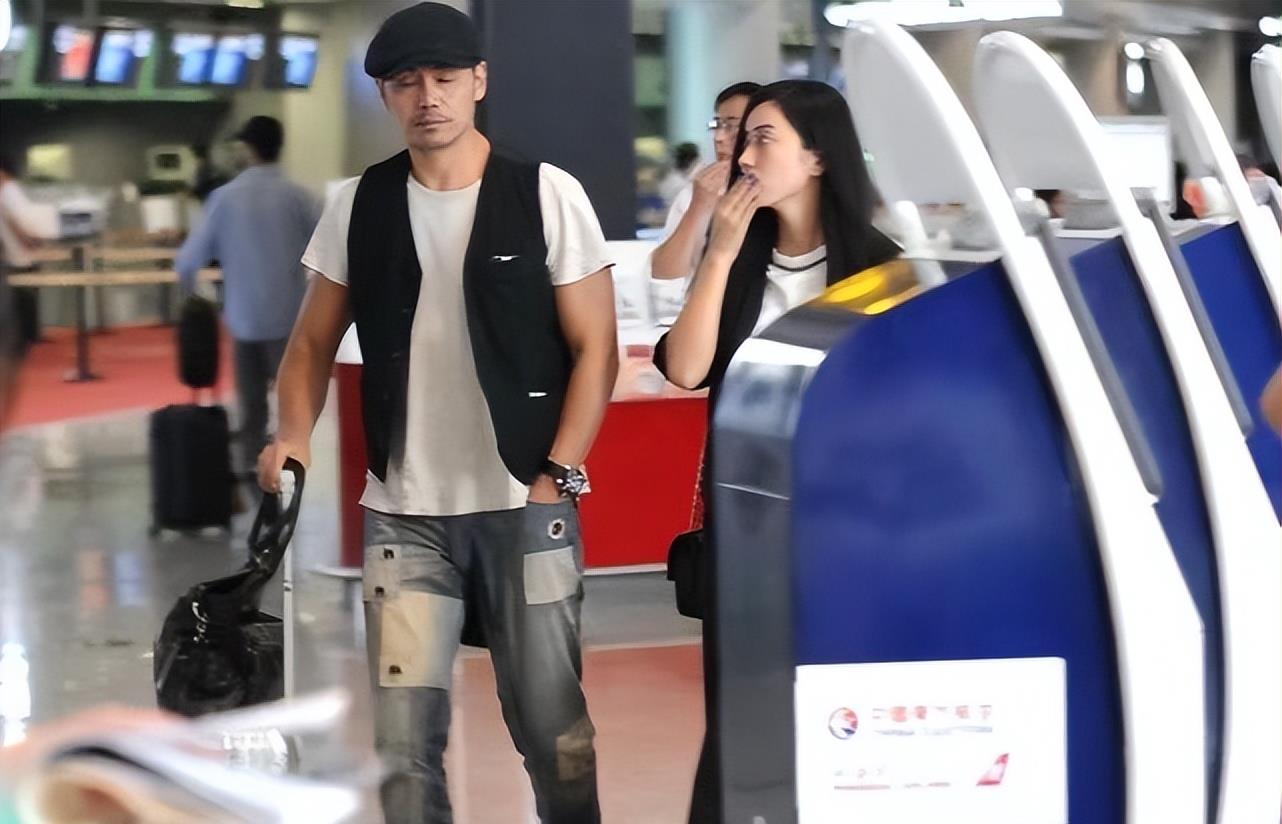 邵兵|邵兵罕携妻走机场,娇妻素颜五官出众,一身文艺范嫩得像个学生