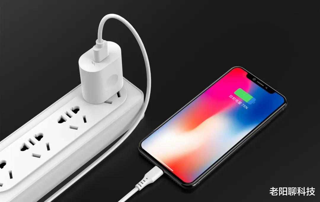 电池|边玩手机边充电对电池的危害大吗？手机电量低于多少就要充电了？