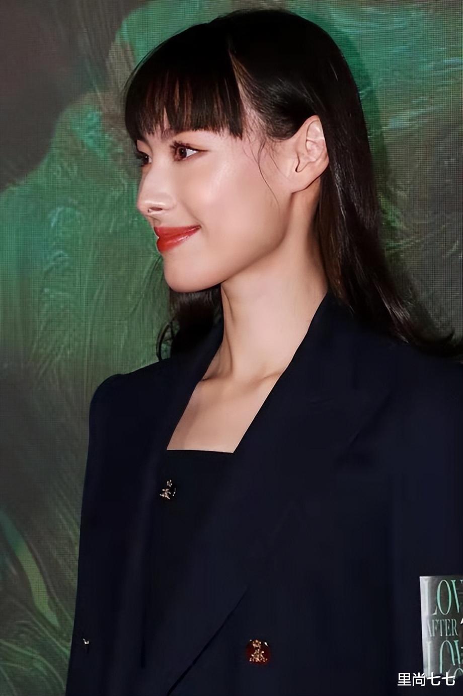 穿衣搭配 梁洛施惊艳亮相，剪齐刘海嫩成18岁妹妹，脸部却暴露真实年龄