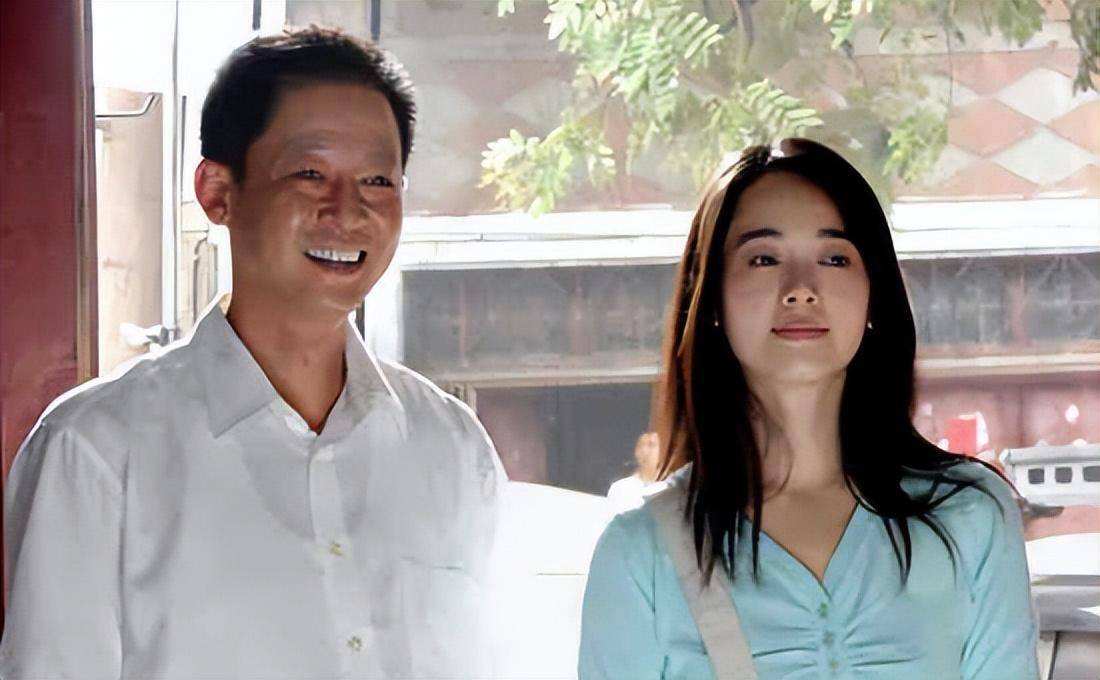 左小青|45岁左小青带家人外出就餐,打扮优雅皮肤超好,女儿大长腿吸睛