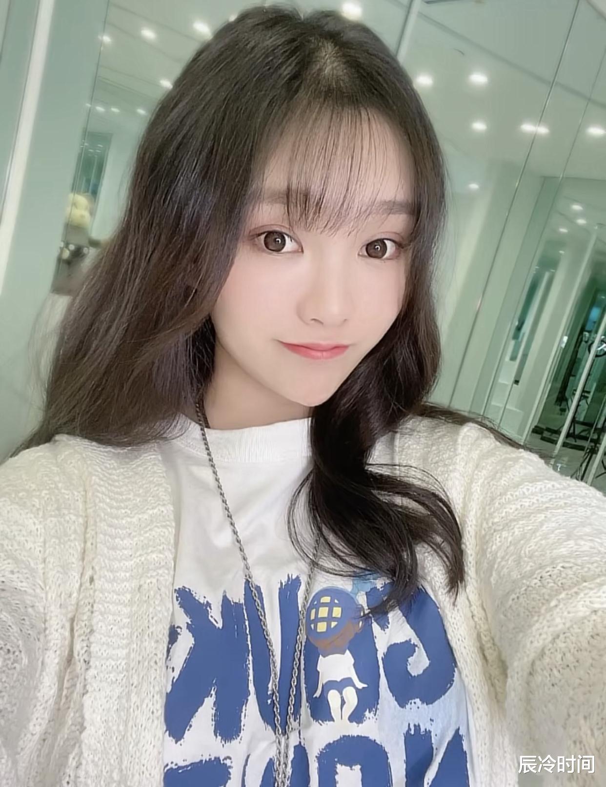 巨兴茂|41岁名导巨兴茂娇妻怀孕!挺大肚做高难度瑜伽,戴大金链贵气十足