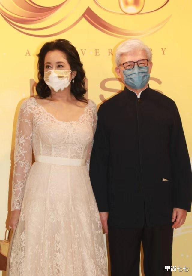 穿衣搭配 朱玲玲74岁老公怎么突然老成这样!头发全白了,但身姿挺拔像小伙