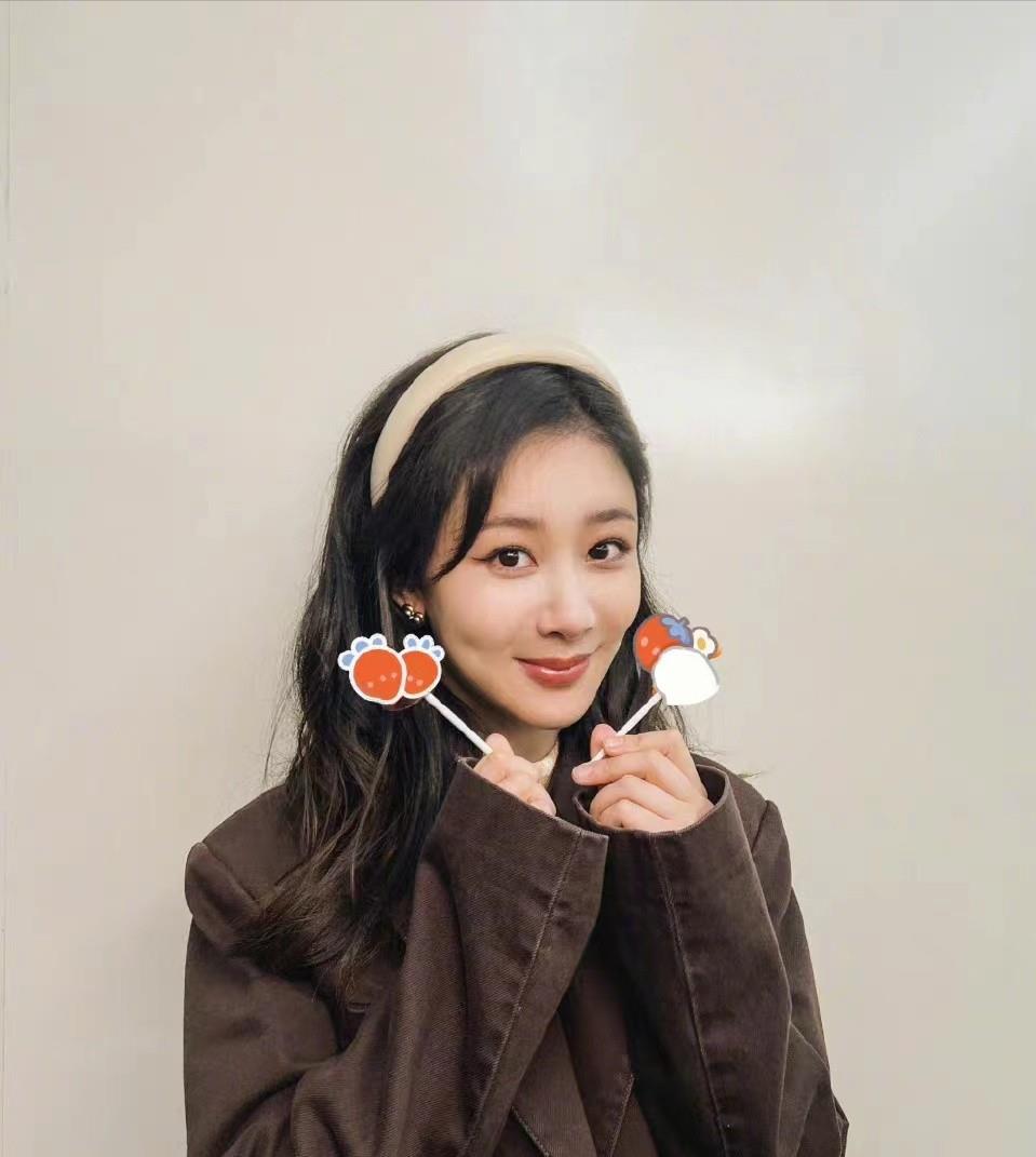 穿衣搭配 杨紫30岁气质变化好大！换新发型撞脸张钧甯，打扮都有质感了