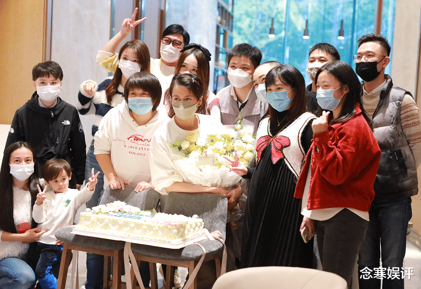 梁咏琪|46岁梁咏琪跟歌迷在酒店聚会，肤白貌美似少女，身形消瘦令人担心