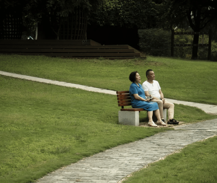 乔任梁|陈乔恩携丈夫到乔任梁墓地看望,带来粉色玫瑰,与乔妈妈温暖相拥