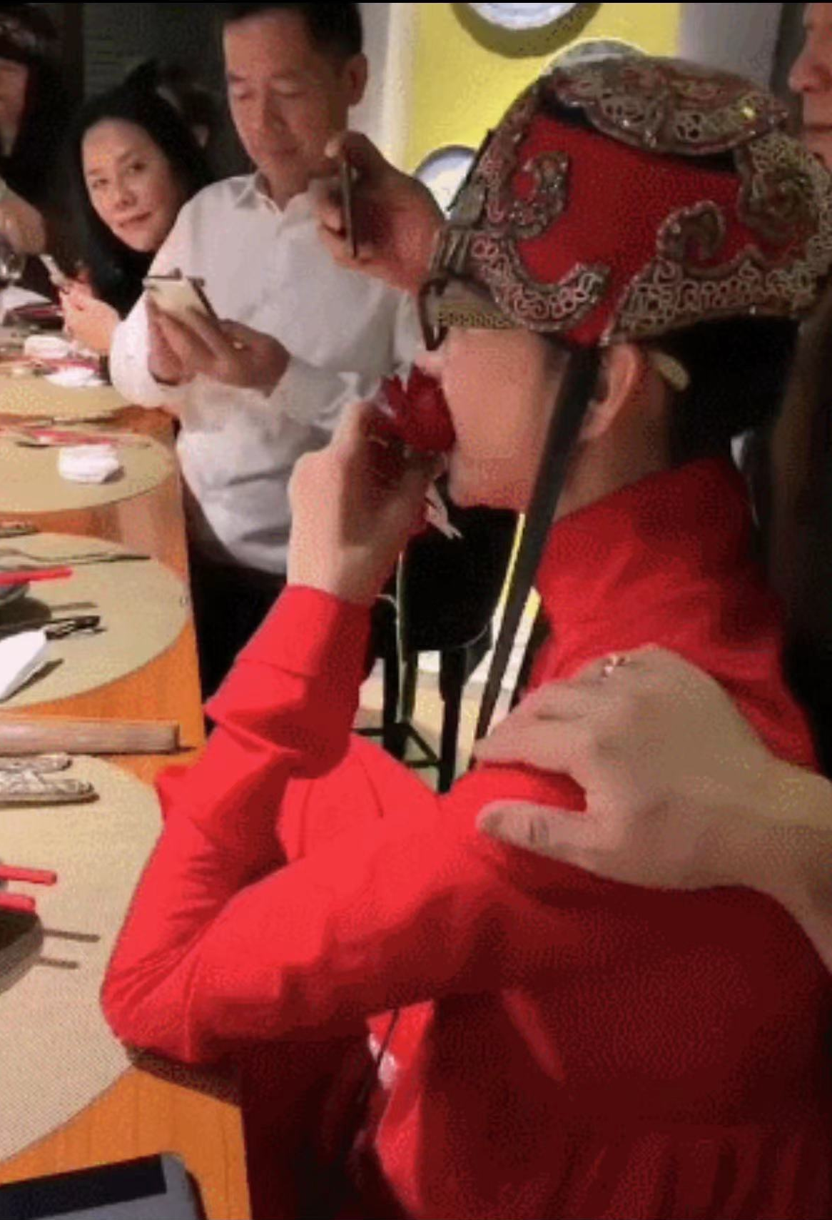 杨丽萍|杨丽萍在老家大摆家宴,仨姐妹共用一张脸,曾强调吃素却满桌鱼肉!