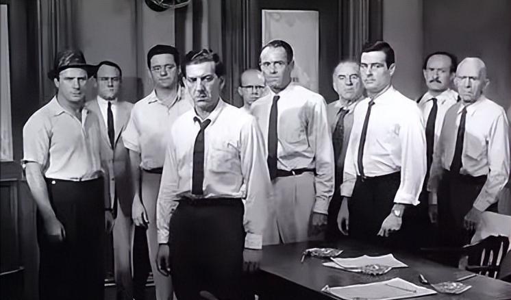 十二怒汉|《十二怒汉》灵活的场面调度，用群像人物填补空间的单调性