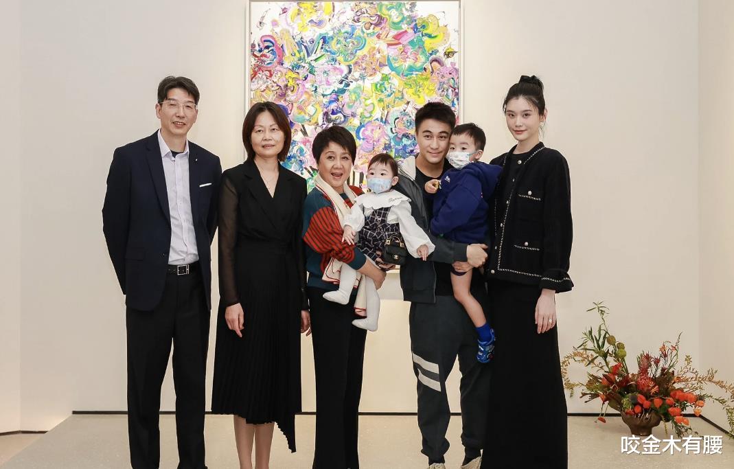 奚梦瑶|奚梦瑶分享女儿衣物，连发带都是奢侈品牌，网友：别让炫富成习惯