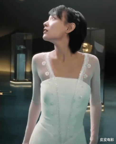 春晚|春晚最惊艳女星：李思思丝绒天鹅颈，李宇春性感，伊丽媛华贵雍容