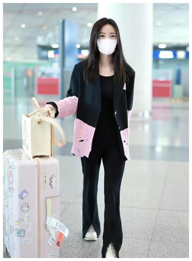 柳岩|41岁柳岩瘦到认不出来，穿最新秋款造型走机场，少女感十足