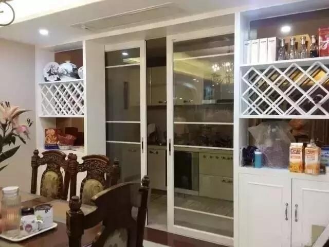 厨房装上推拉门，漂亮又大方，再也不用当心油烟问题！