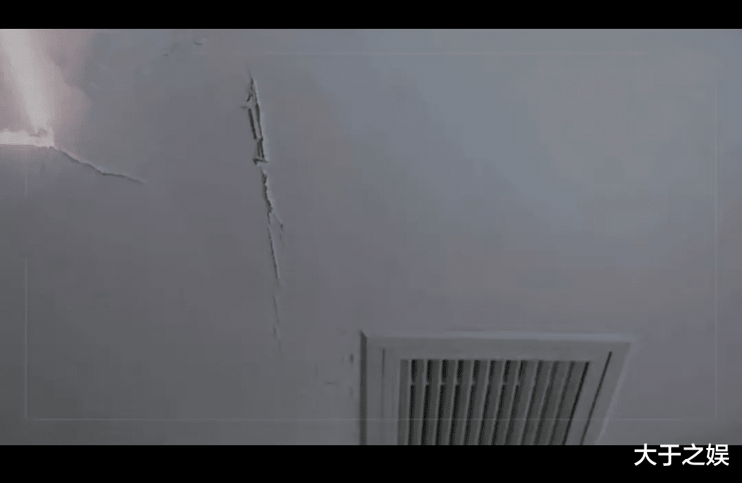 汤臣一品业主称9500万买的房粪水倒灌，屋内多处裂缝