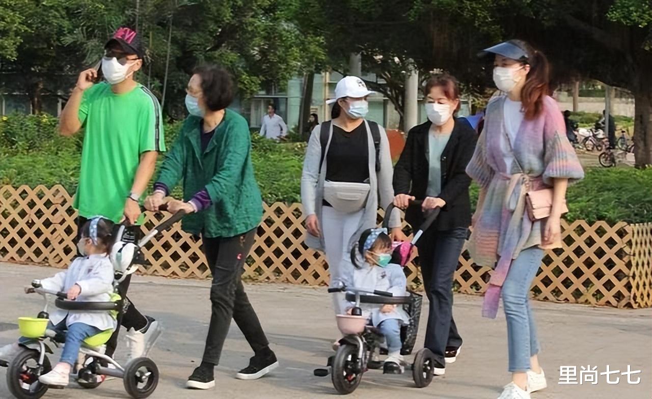 熊黛林祖孙三代游玩，她打扮时髦还像单身，娘家妈朴素婆婆阔气