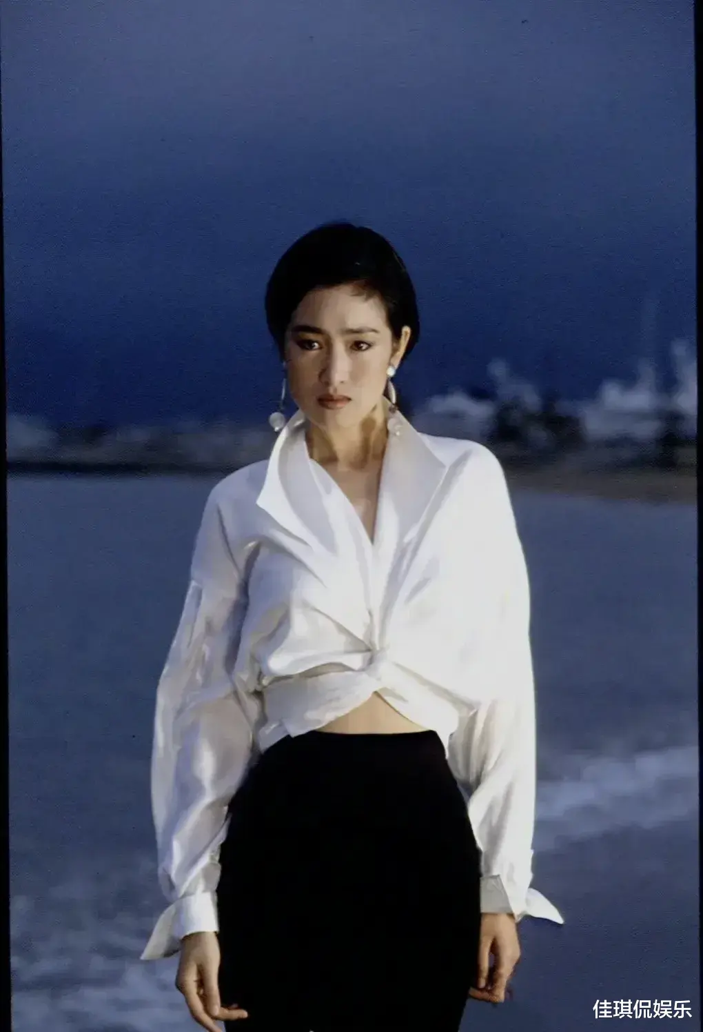 巩俐|巩俐93年的白衬衫，惊艳了时光～ 那些年，我们一起穿过的白衬衫～