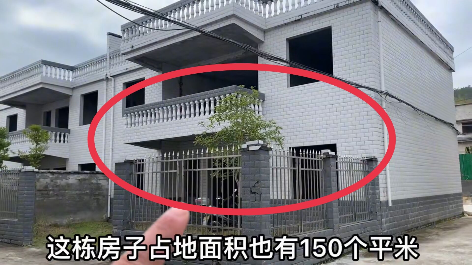 湖南一家3口买的别墅，70万全部都白费了，根本无法继续装修入住