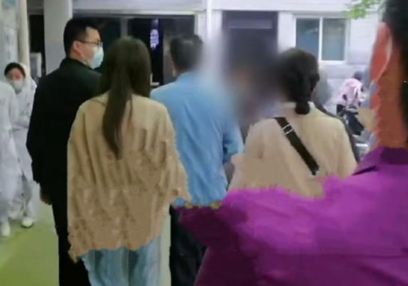 开封|许家妮妮晒与父亲合照，被被黑粉质疑啃老，称许家家教是啃老？