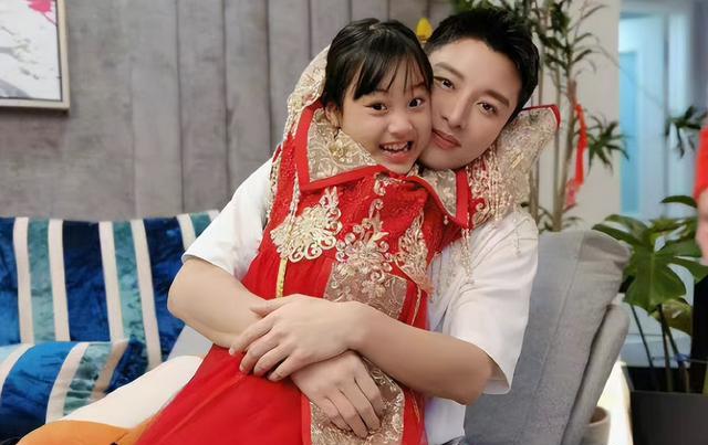 贾云馨|甜馨十岁了，和妈妈在一起像女星，和贾乃亮在一起撒娇更真实自然