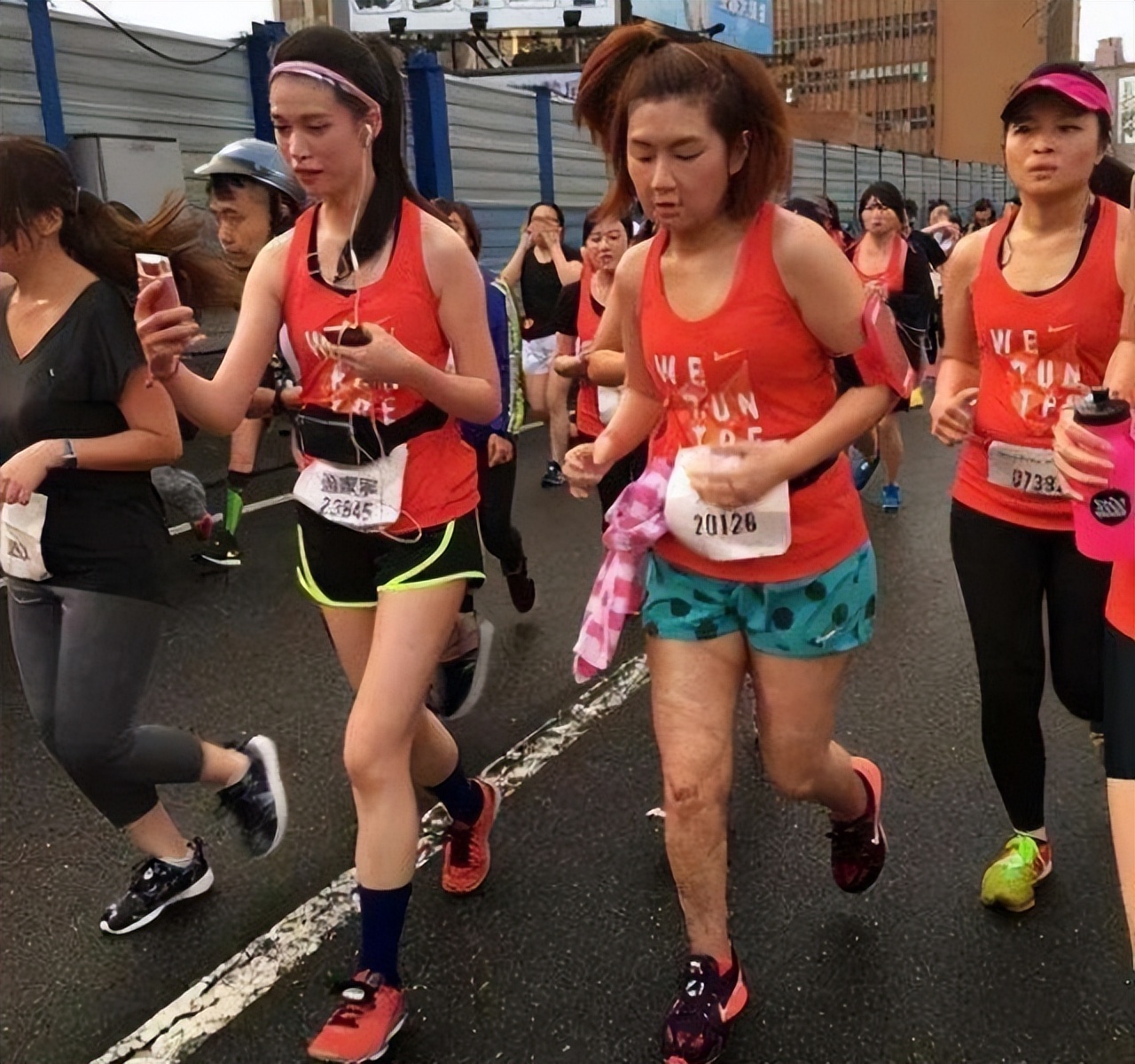 Selina|Selina端午节赴台南度假，才40岁就配老花镜，手肘、小腿伤疤瞩目