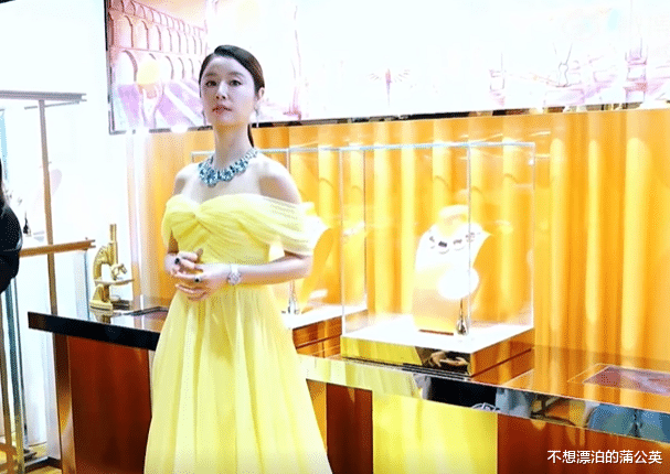 林心如|林心如亮相活动，获助理单膝跪地整理裙摆，46岁仍有“纸片腰”