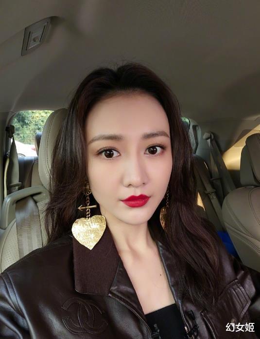 王鸥|王鸥何九华现身剧场看演出,带多名朋友打掩护,网友:一眼认出