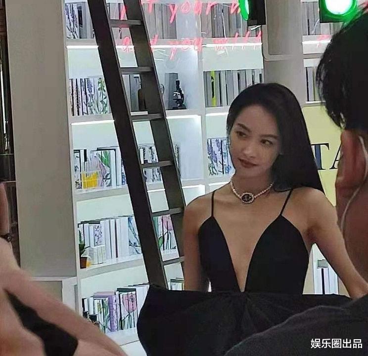 宋茜|宋茜穿低领长裙亮相，皮肤白皙身形饱满，站在人群中依然惹眼