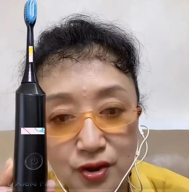 潘虹|“无子女”演员晚年现状,潘虹皈依佛门,傅丽莉花60万养狗为伴