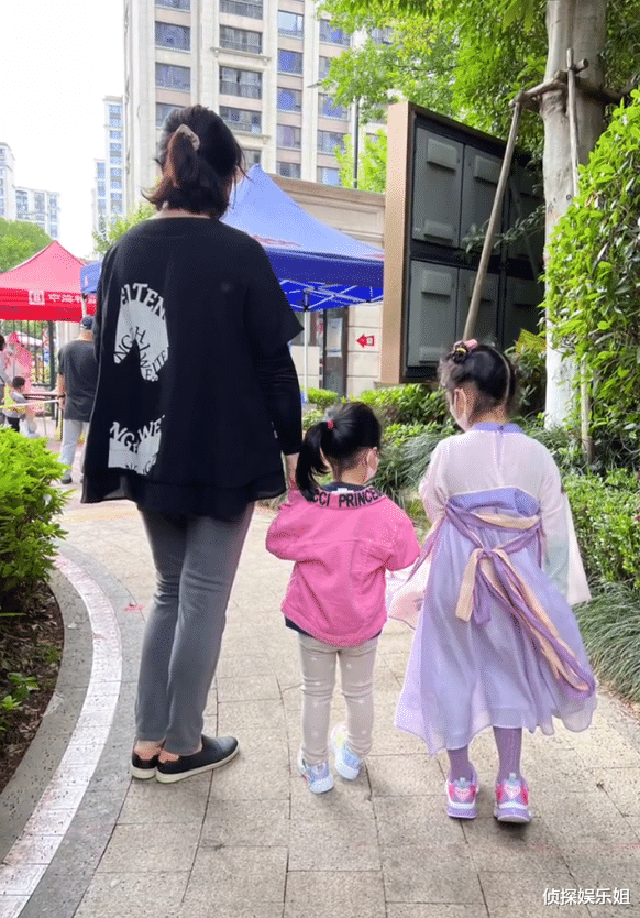 陈赫|陈赫退股贤合庄引争议，陈妈妈晒儿子儿媳现状，开心陪娃不受影响