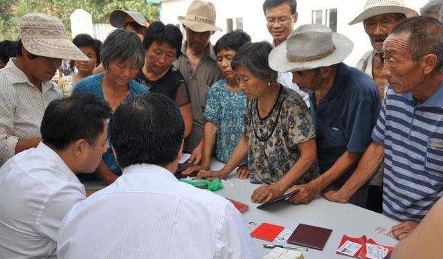 我爸60岁退休,又去应聘了保安,看到首月养老金后,我才明白原因