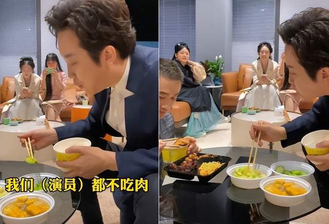 李玉刚|李玉刚跪地上狂啃粽子！满满一盘遭疯抢，为护食紧抱粽子不撒手